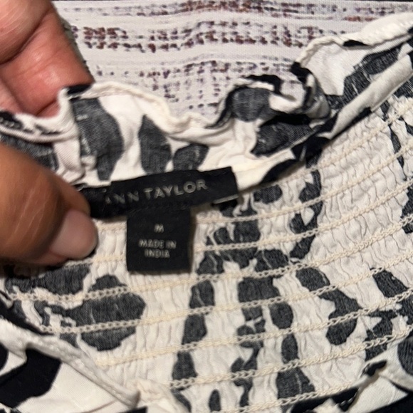 Ann Taylor‎ Ivory and Black Patterned Blouse Sz. M - Picture 4 of 10